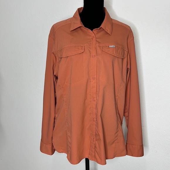 Columbia Tops - Columbia coral button up women’s top. Velcro breast pockets. Size tag removed